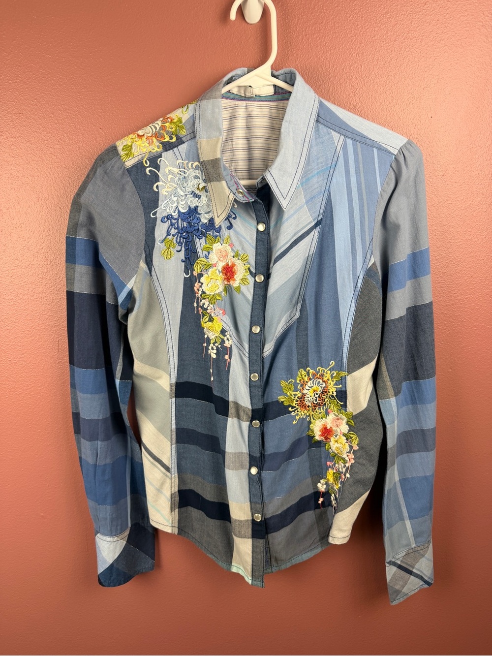 Johnny Was 3F blue plaid with floral embroidery pearl snaps size medium